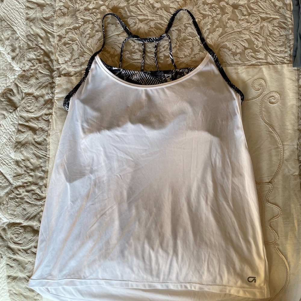 Gapfit workout tank top with peeking bra